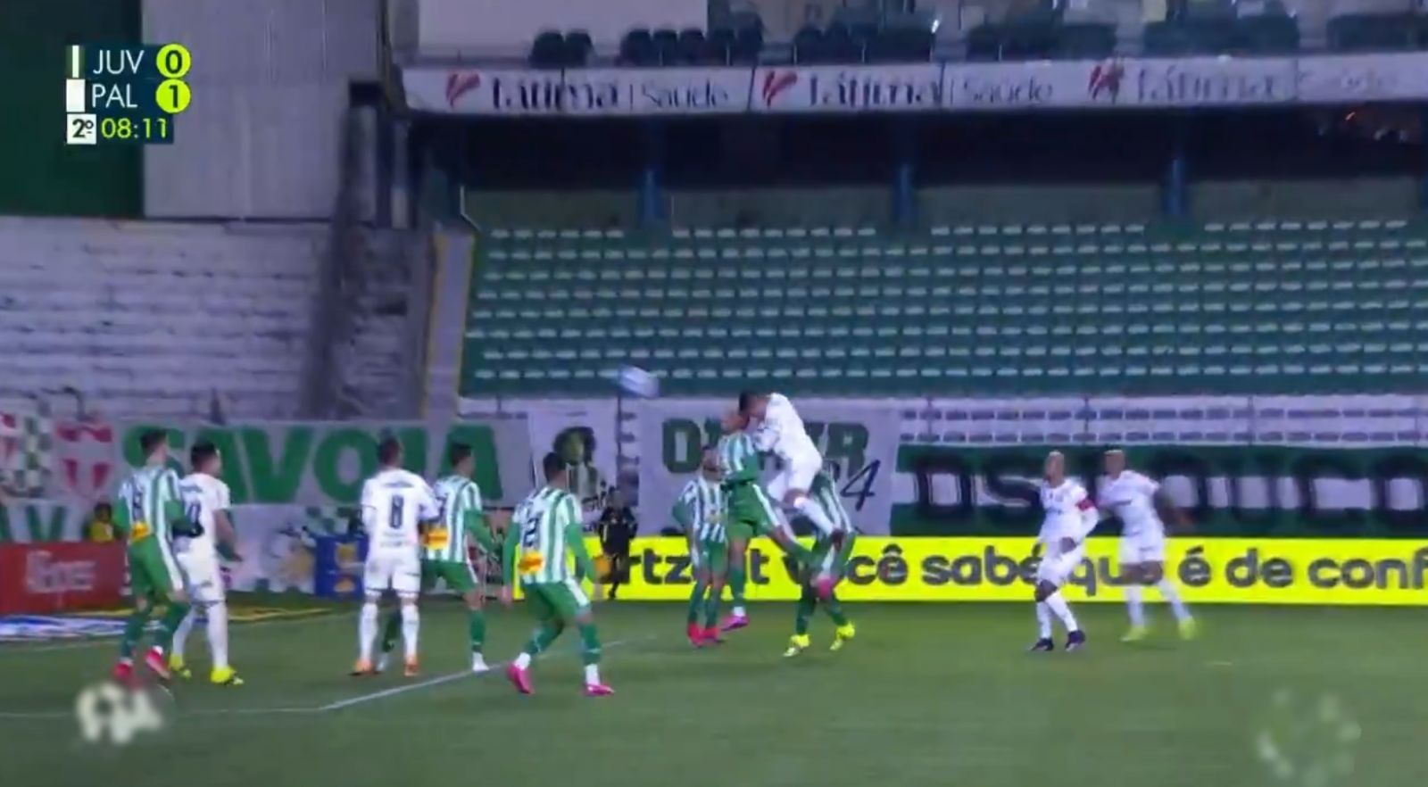 Carga nas costas de William Matheus que o leva a fazer gol contra