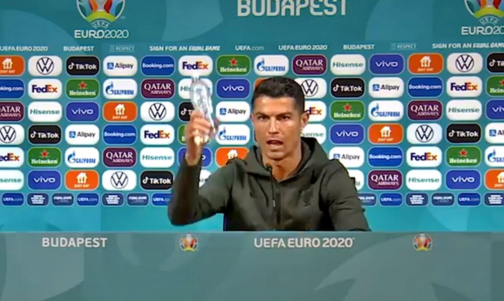 Cristiano Ronaldo mostrando água em detrimento a Coca-Cola