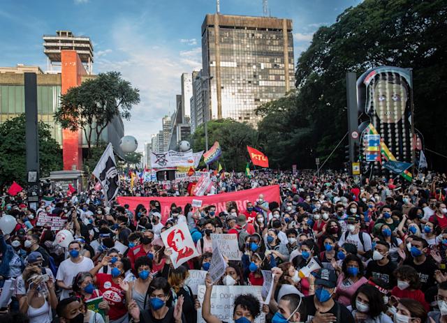 Manifestantes durante ato contra o presidente Jair Bolsonaro, na avenida Paulista, em São Paulo.